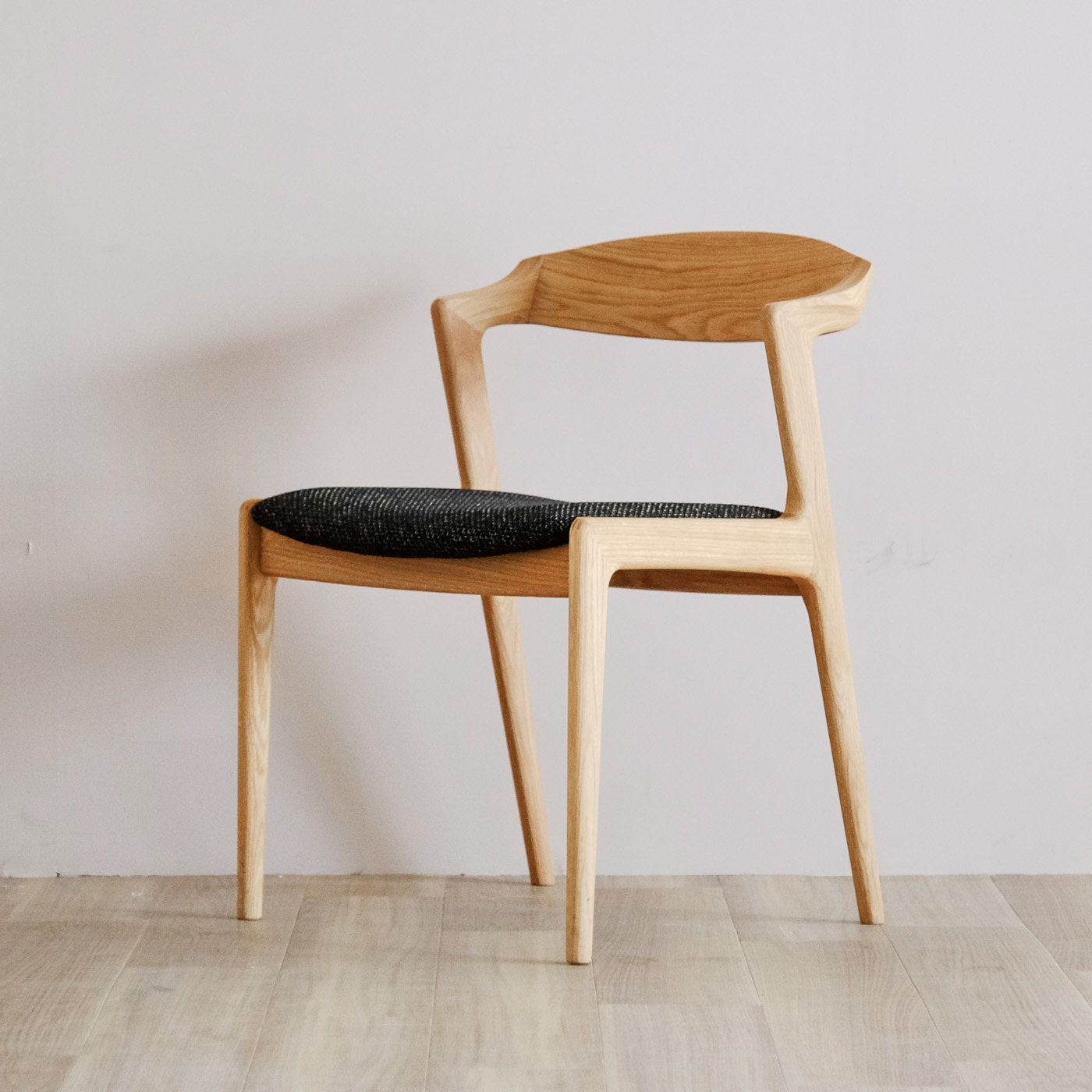 ユナ セミアームチェア